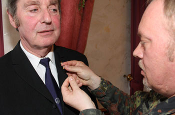 Nun ziert die Auszeichnung das Revers unseres Traditionsbeauftragten!